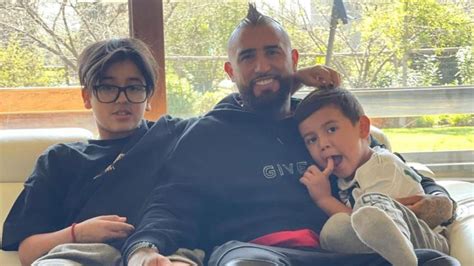 Arturo Vidal junto a niño Ignacio