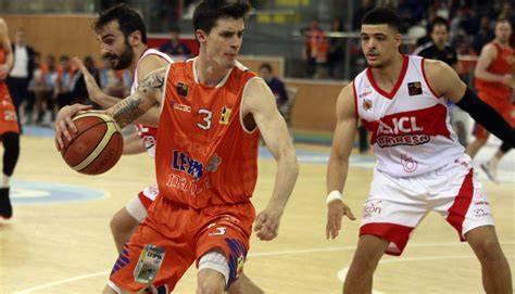 jugador de básquet eligiendo dorsal