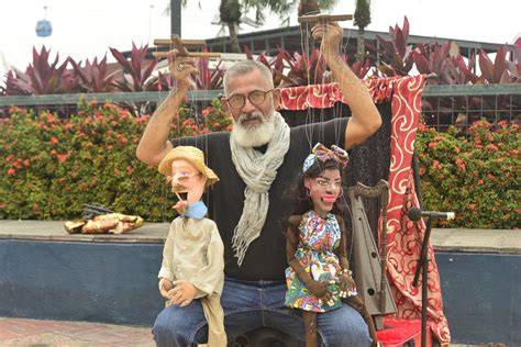Artista callejero bailando con marionetas