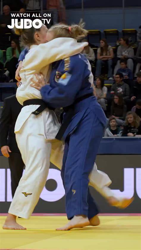 Judokas compitiendo en campeonato femenino