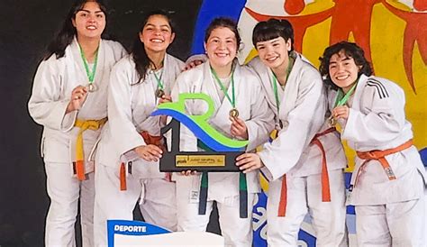 Equipo universitario femenino de judo