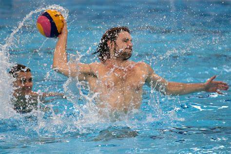 Jugadores de waterpolo disputando el balón
