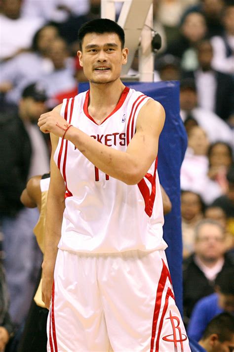 Yao Ming en cancha de baloncesto