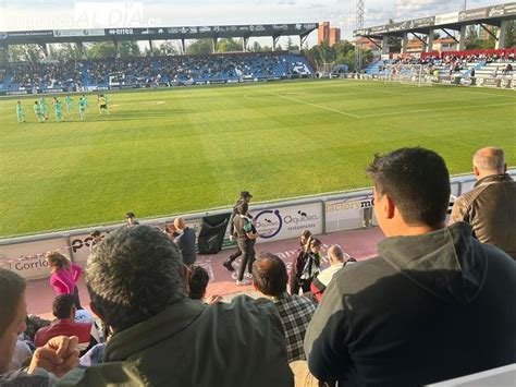 Hincha lesionada tras saltar al campo