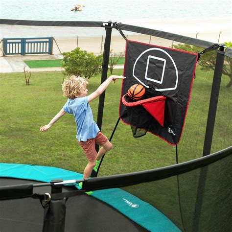 Canasta de baloncesto sobre cama infantil