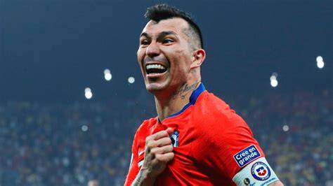 Gary Medel luciendo camiseta de Chile