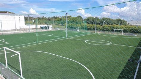 Cancha sintética de fútbol en complejo deportivo