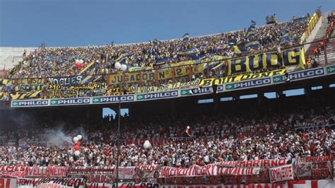 Hinchada de Olimpia en estadio