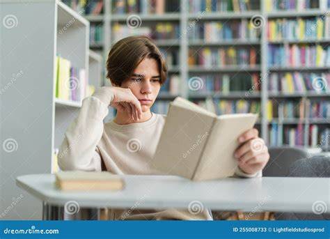 Adolescente leyendo sobre libertad