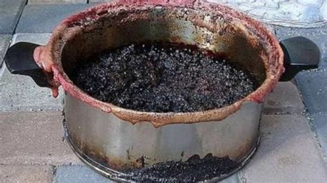 Olla quemada con Coca-Cola limpiadora