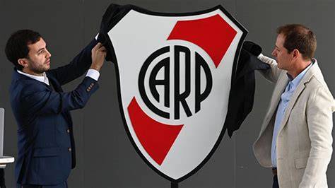 Nuevo escudo de River en Monumental
