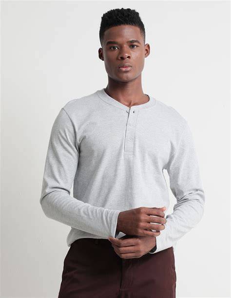 Hombre con camiseta henley y vaqueros