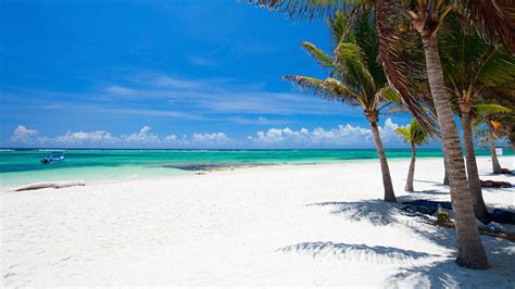 Playa de arena blanca en Riviera Maya