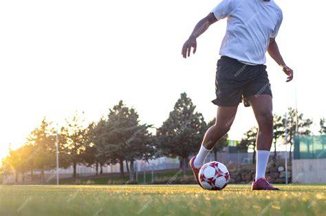 Jugador de fútbol robando el balón