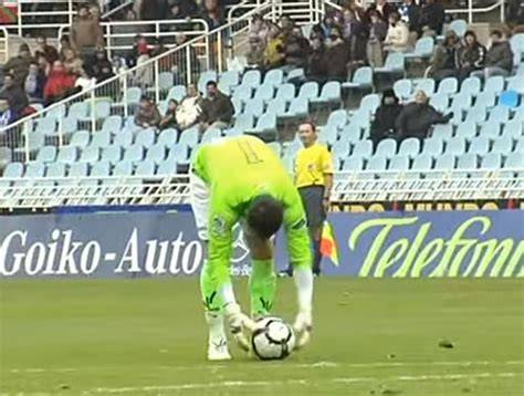 Claudio Bravo marca de tiro libre en Anoeta