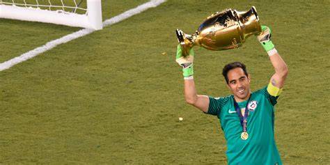 Claudio Bravo levanta la Copa América con Chile
