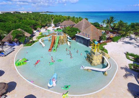 Playa y piscinas del resort Riviera Maya