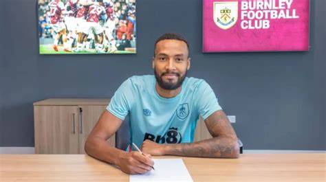 Lawrence Vigouroux presentado por Burnley
