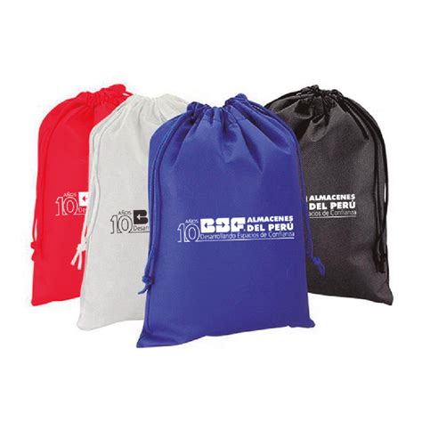 bolso deportivo con camisetas dobladas