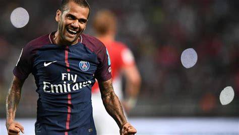 Dani Alves ejecutando tiro libre con PSG