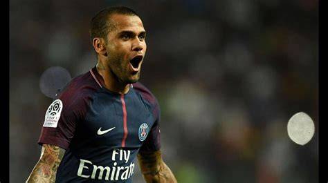 Dani Alves y Adrien Rabiot celebrando gol