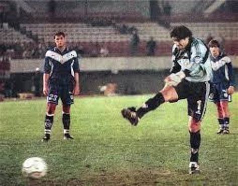 Roberto Bonano defendiendo la portería