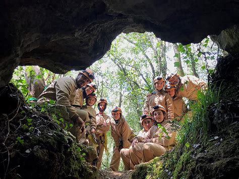 Grupo de espeleología en una cueva