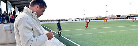 ojeador de fútbol analizando jugadores
