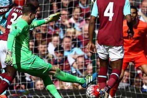 Adrián San Miguel con West Ham