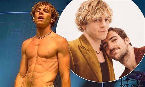 Ross Lynch transformación física abdominales