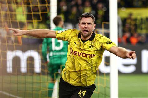 Niclas Füllkrug rematando en Champions League