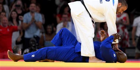 Judoca ejecuta técnica sobre tatami