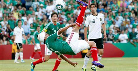 Julio Gómez remata de chilena ante Alemania