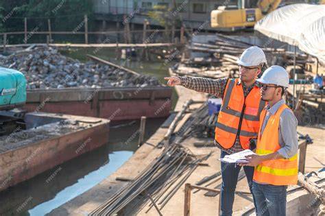 profesionales supervisando obra de construcción
