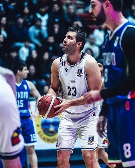 Jorge Schuler jugando básquetbol