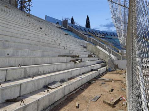 Graderías renovadas de estadio deportivo