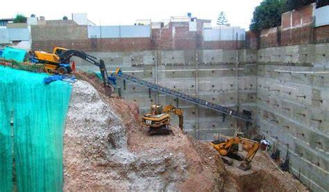 Construcción de estadio con excavaciones y fundaciones