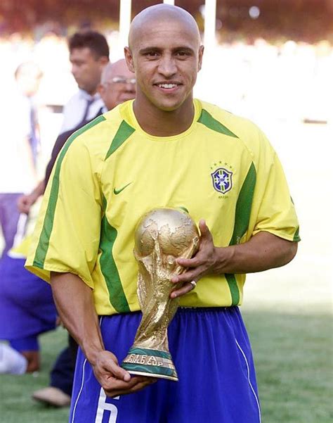 Roberto Carlos con camiseta de Brasil