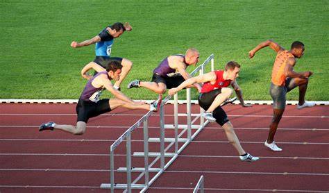 Atleta juvenil corriendo 80 metros vallas