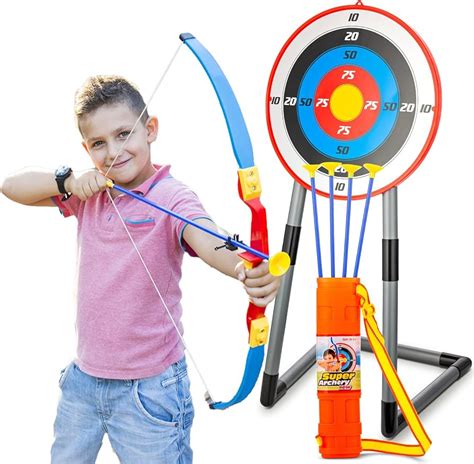 Niños entrenando con arco y rebotador