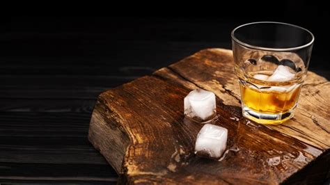 Preparación de cóctel de whisky con hielo