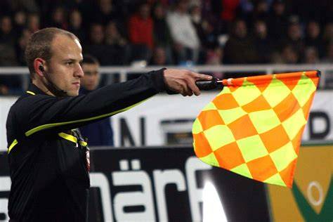 Árbitro señalando tiro penal