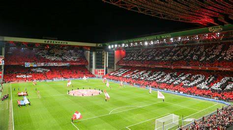 Interior del Parken Stadion lleno