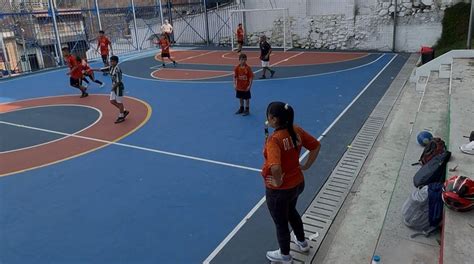 Cancha de barrio con niños y familias