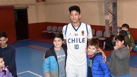 Maxwell Lorca en cancha universitaria