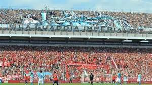 Hinchas visitantes en estadio argentino
