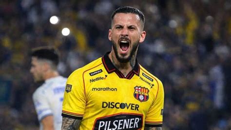 Darío Benedetto cabecea gol en La Bombonera
