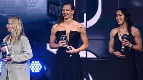 Christiane Endler levantando premio The Best