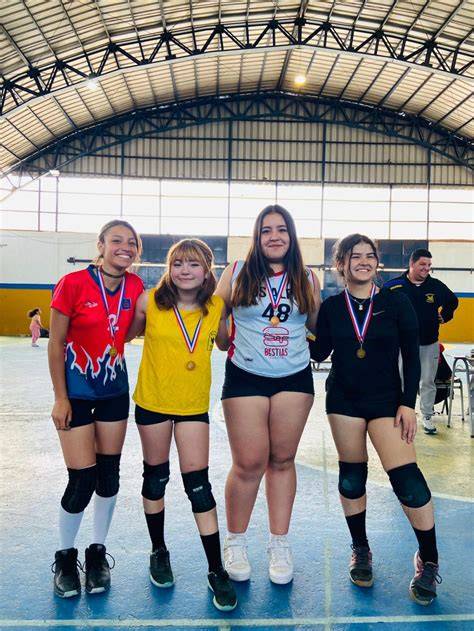 entrenamiento de vóleibol femenino escolar