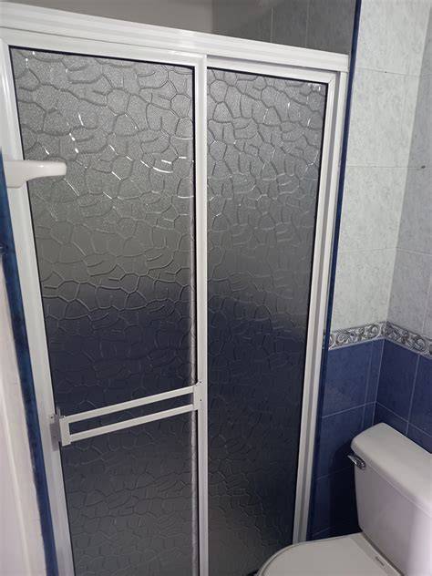 División de baño en aluminio y acrílico